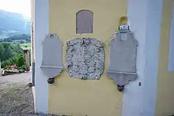 Grabplatten an der Außenmauer