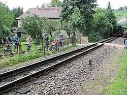 Fast eine Zugbegegnung: rechts Lößnitzgrundbahn (750 mm), links eine Gartenbahn (127 mm)