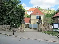 Untere Toranlage zur Hoflößnitz, rechts dahinter Winzerhaus und Backhaus