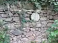 Säulenreste in Stützmauer verbaut (am Weg rechts des Mathildenhauses)