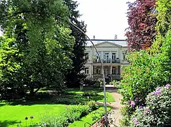 Villa Krüger, Gartenansicht vom Gartentor aus, 2014