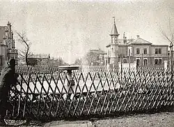 Zillerplatz um 1900. Blick nach Süden in die Zillerstraße. Links der Giebel des Gotischen Hauses, rechts die Villa Zillerstraße 13