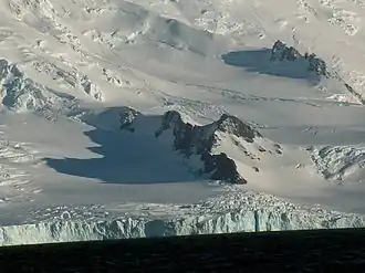 Blick von der Bransfieldstraße auf den Radomir Knoll (vorne: Prespa-Gletscher, hinten rechts: Preslav Crag)