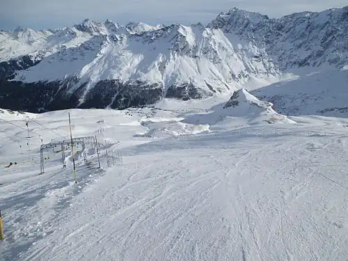 Links der Skilift Tgeps-Cartas, rechts der Crest’Ota: Der Felskamm befindet sich rund 200 Höhenmeter unterhalb des Piz Cartas.