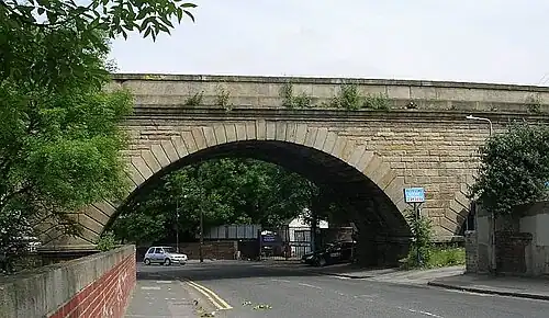 Bogen über die Viaduct Road auf dem Straßen-Viadukt