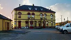 Foto eines Gebäudes mit gelber Fassade