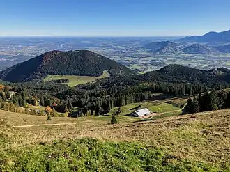 Almhütte der Rampoldalm vor dem Sulzberg