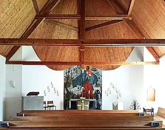 Altar mit Gemälde von Angela Gsaenger und Deckenkonstruktion