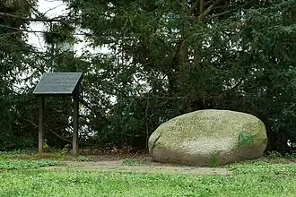 Gedenkstein und Gedenktafel