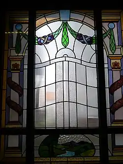 Bleiglasfensterdetail im Erdgeschoss des Rathauses aus dem Jahre 2015.