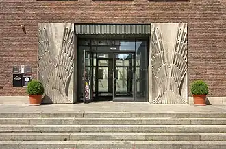 Eingang Rathausplatz. Türgewände mit Ährenreliefs von Günter Lossow[16]