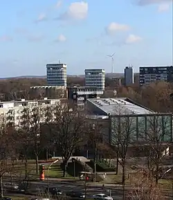 Rathaustürme aus der Ferne (Theater im Vordergrund)