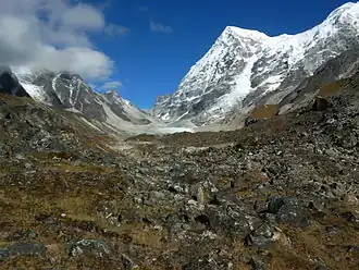 Rathong (Mitte rechts) von Sikkim aus, Mitte links der Pass Rathong La; der Kokthang ist links in den Wolken