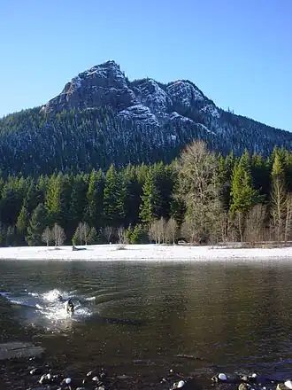 Die Rattlesnake Ridge mit dem Rattlesnake Lake im Vordergrund