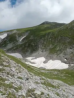 Schneegefüllte Dolinen westlich unterhalb des Zagelkogels