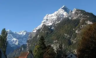 Von Näfels; Rautispitz rechts, mit Höchnase gegen links. Vrenelisgärtli im Hintergrund.