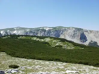 Dreimarkstein (links) und Scheibwaldhöhe (rechts) mit den Lechnermauern von Osten