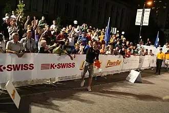 Raynard Tissink wirft an der Ziellinie des Ironman Wisconsin Hüte in die Menge (2009)