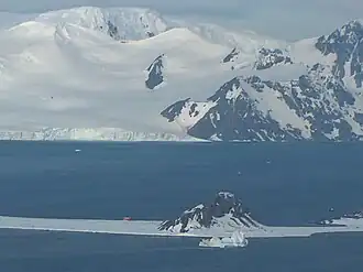 Blick von der Livingston-Insel über Half Moon Island hinweg auf den Razgrad Peak (Bildmitte), im Hintergrund der Momchil Peak