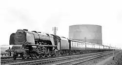 Lokomotive 46237 City of Bristol auf der Great Western Main Line östlich von Reading mit einem Express nach London Paddington im Jahr 1955 als Ersatz für ausgefallene Lokomotiven der King Class
