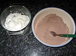 Eischnee (links) und Mandelmehl, Puderzucker, Kakao