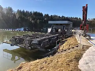 Rechenreinigungsmaschine mit Kran