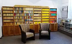 Bücherwand mit verschiedenen alten und aktuellen Ausgaben des Reclam-Verlages, darunter vor allem Reclams Universal-Bibliothek