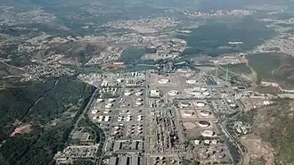 Luftbildaufnahme, im Vordergrund die Ölraffinerie Refinaria Gabriel Passos der Petrobras.