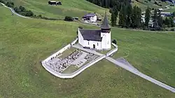 Luftaufnahme der Kirche mit Friedhof