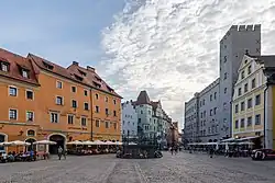 Blick von Osten über den Haidplatz (2017) und Blick von Westen über den Haidplatz (2014) auf die Arch (links), Goldenes Kreuz (rechts) und auf Neue Waag und Thon-Dittmer-Palais (links) In der Platzmitte der Justistiabrunnen