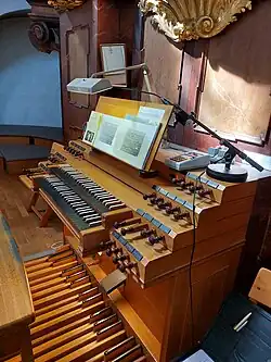 Spieltisch der Orgel