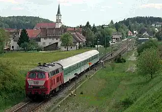 Blick über den Bahnhof Löffingen mit einfahrendem Regional-Express (2002)