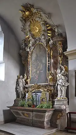 Nebenkapelle der Stiftskirche Reichersberg mit Claudiusaltar (Stuckmarmoraltar von Johann Baptist Modler, 1762), Altarblatt: Apostel Simon und Judas Thaddäus von Kolbinger (München 1763). Diese Kapelle diente als Grabkapelle der Aham.