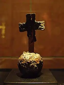 Reichsapfel aus dem Grabinventar Heinrichs III. bestehend aus Eisen, Holz und Bienenwachs