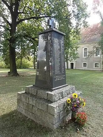 Denkmal des 2. Weltkrieges (⊙51.38076214.662444), im Hintergrund die Luthereiche mit Steintafel