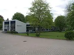 Vorderer Teil des Verlagsgebäudes in Reinbek