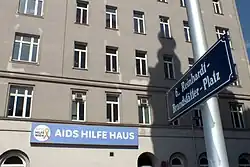 Straßenschild vor dem Aids-Hilfe-Haus in Wien
