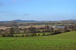 Blick auf den Reinheimer Teich. Hinter der Scheune fließt der Dilsbach am Teich entlang