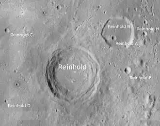 Reinhold mit Nebenkratern (LROC-WAC)
