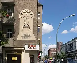 Relief Johann II. im Stadtbild, Eckhaus Markgrafenstraße / Mariendorfer Damm, im Hintergrund das Ullsteinhaus