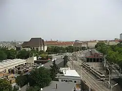 Gelände des ehemaligen Betriebsbahnhofs der Badner Bahn; rechts hinter Bäumen die Eichenstraße