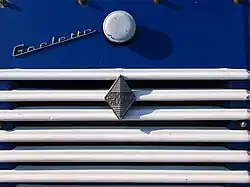 Kühlergrill und Schriftzüge eines Goélette