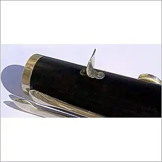 Geschraubte Daumenauflage aus Neusilber einer Albert-System-Klarinette (ca. 1900)