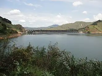 Wasserseite des Bauwerks mit Stausee