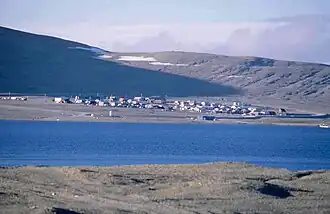 Blick über die Resolute Bay auf die Inuit-Siedlung („Village“)