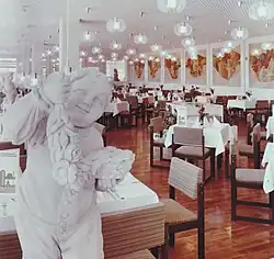 Restaurant mit Sandsteinputte und Wandmalerei