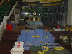 Eingangsbereich eines Restaurants mit frischen Lebensmitteln