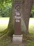 Stele an der Fritz-Reuter-Eiche im Stadtpark