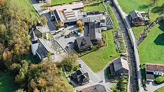 Luftbild des Zentrums mit Pfarrkirche, Friedhof, Gemeindeamt und Bizauerbach