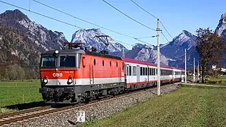 ÖBB 1144 mit aus Wien kommenden IC/REX hinter Ebensee, im Hintergrund der Traunstein